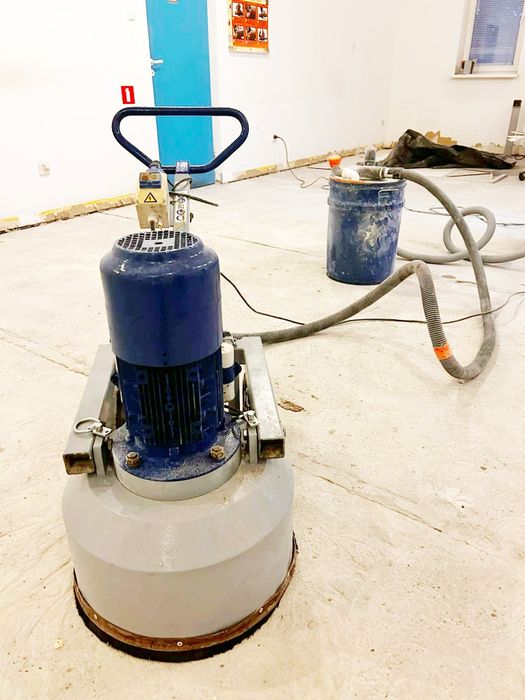 Obniżanie poziomu posadzki podłogi niwelacja frezowanie betonu kucie