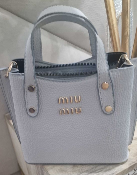 Mala cinza claro. Nova