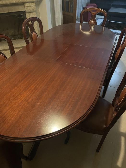 Mesa de sala com cadeiras