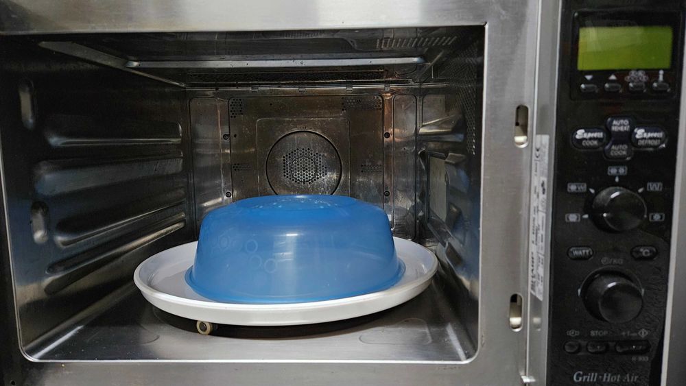 3 em 1 - microondas, forno/grill, air fryer, marca Sharp.