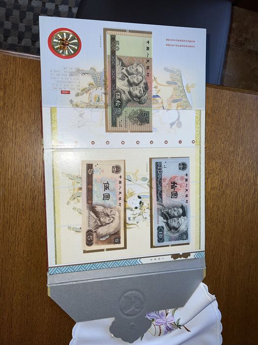 Album z banknotami i monetami chinskimi 2003 rok