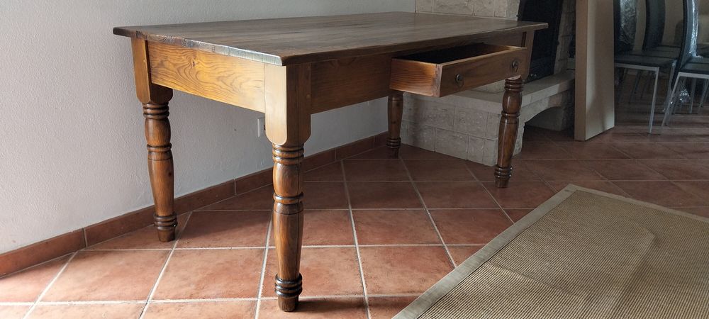 Secretária ou mesa de jantar.