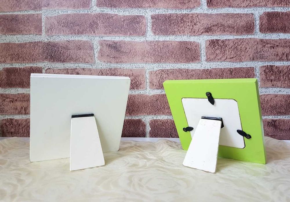 Par de molduras infantis em marfinite coloridas