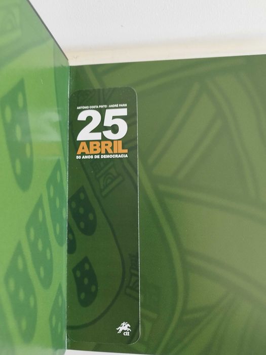 2° edição do Livro 25 Abril- 50 Anos de Democracia- selo ouro