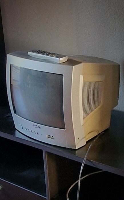 2 TVs pequenas em bom estado