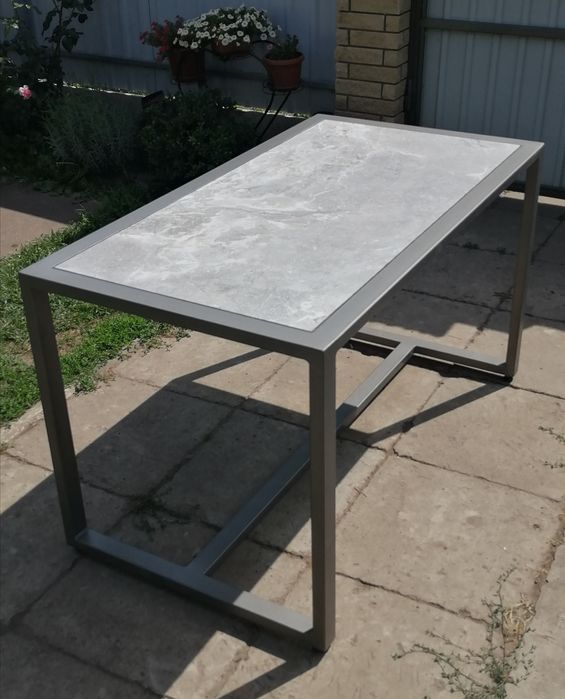 Стіл з керамограніту
