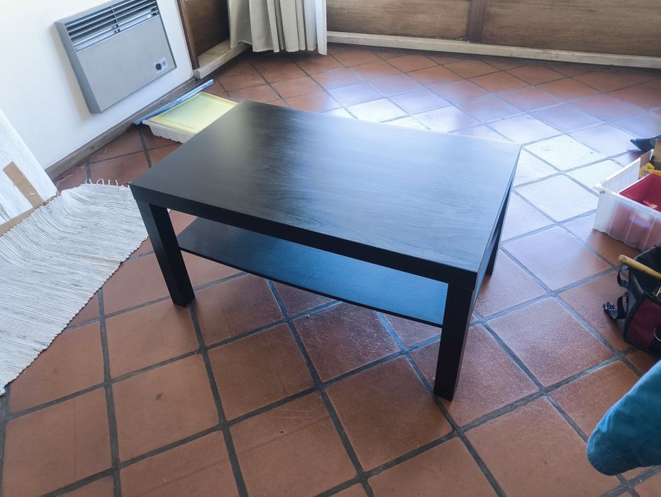 Duas mesas  de apoio IKEA como novas