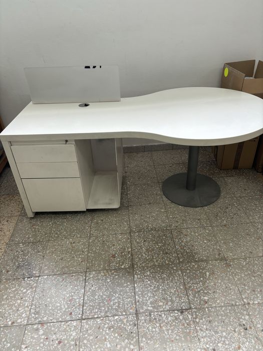 Mesa escritorio em muito bom estado