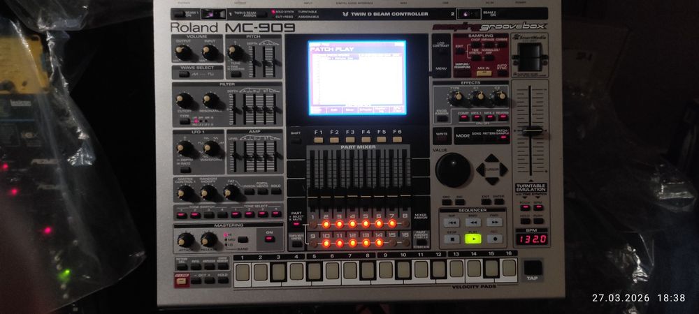 Roland mc-909 groovebox грувбокс 90-х