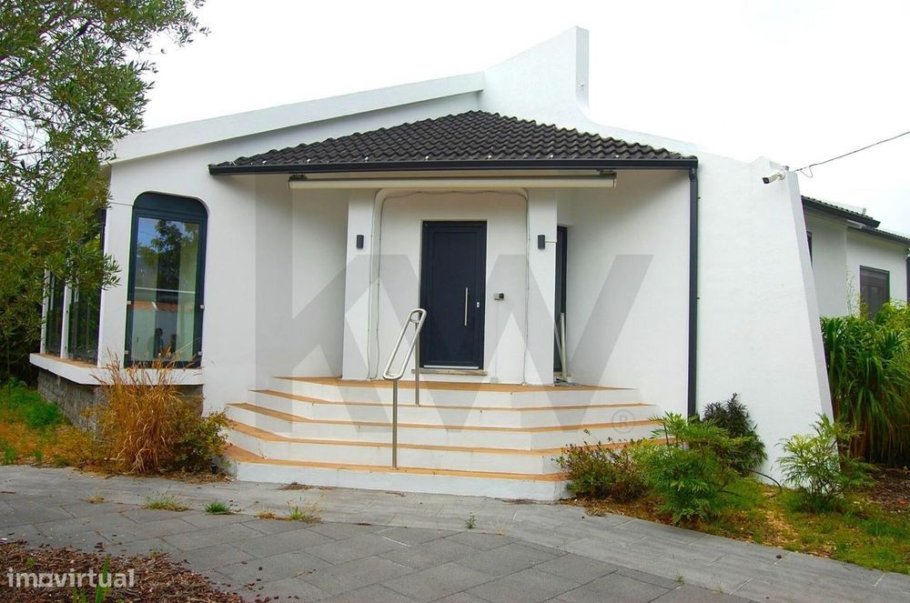Moradia Isolada T2 + 1 Totalmente Renovada em Colares - Mucifal