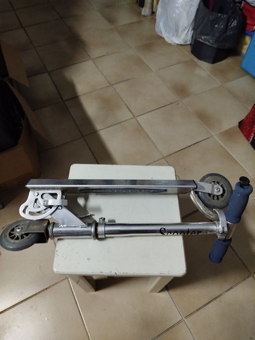 Trotinete em alumínio e aço inoxidável.