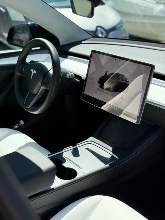 Tesla Y 2024 повний привід