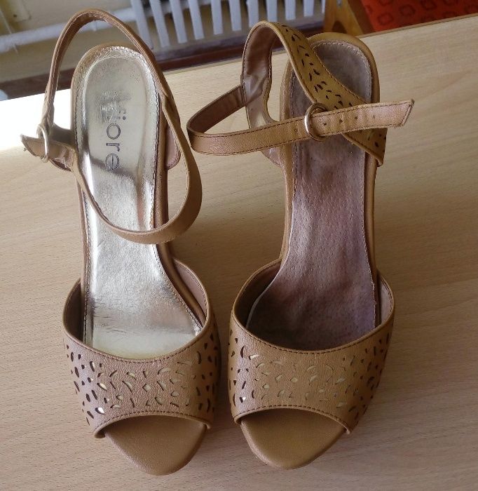 Коричневые босоножки на танкетке