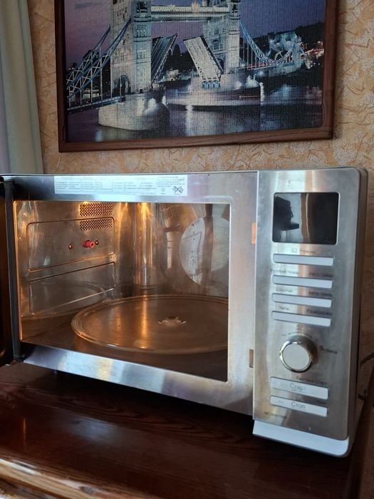 Микровалновая печь с грилем и конвенцией LG.