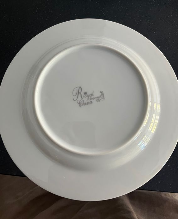 Serviço de louça en porcelana branca com fio dourado em muito bom estado