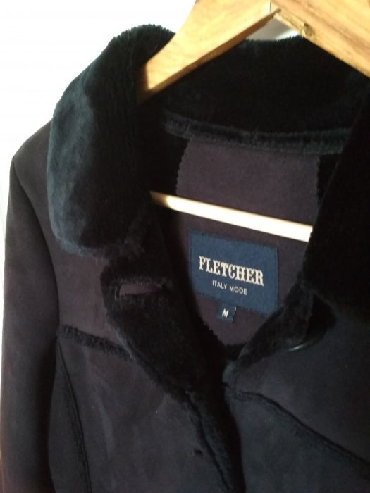 Czarny płaszczyk-kożuszek