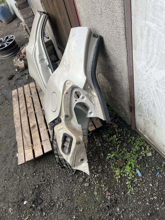 Błotnik ćwiartka prawa lewa tył tylna poszycie toyota yaris II 2 5a7