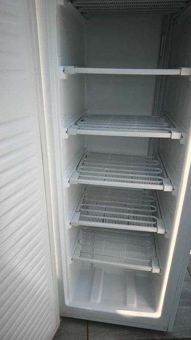 Arca congeladora vertical Jocel – 165 L – A funcionar perfeitamente
