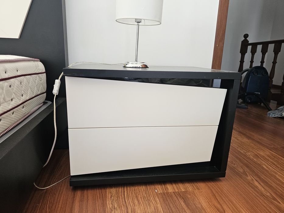Cama, estrado, colchao mesas e movel de quarto