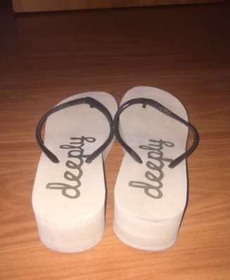 Chinelos com cunha da Deeply