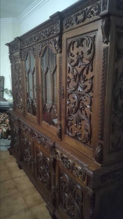 Mesa de Cozinha/Salão em Madeira e 8 Cadeiras e um Armário Duplo