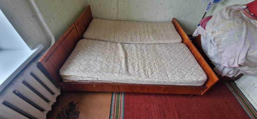 Кровать з матрасами
