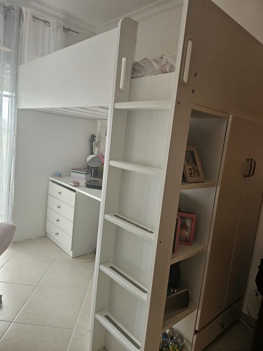 Cama alta com secretária, roupeiro e secretária .