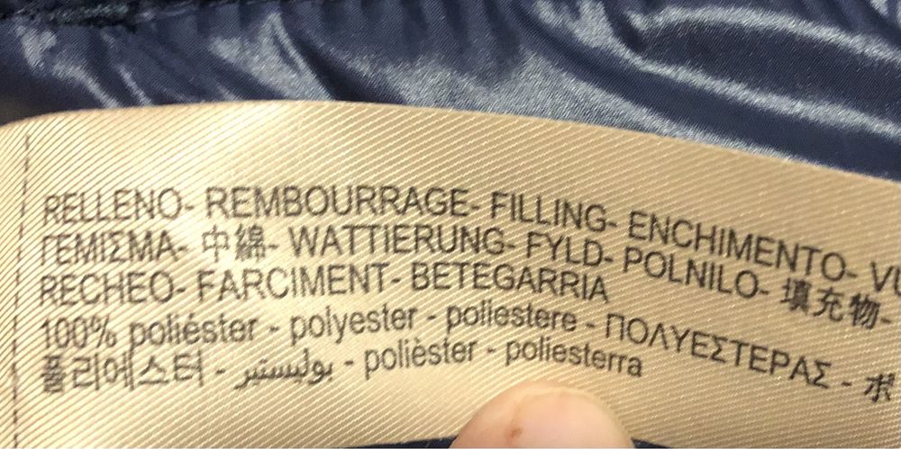 Blusão com capuz , bolsos grandes