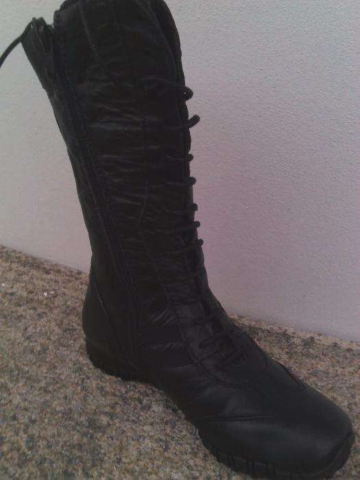 Botas em pele novas