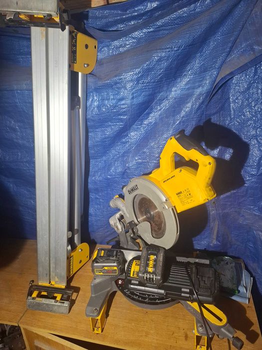 Ukosnica dewalt ze stojakiem