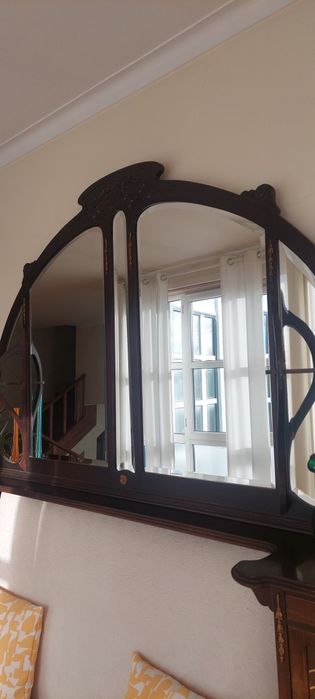 Móvel com sofá e espelho