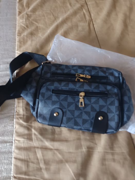 Bijuteria e bolsas de 3 a 6 euros