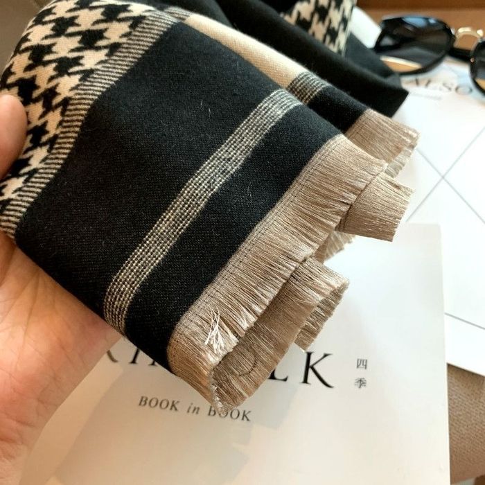 Stylowy szalik damski - klasyczny wzór