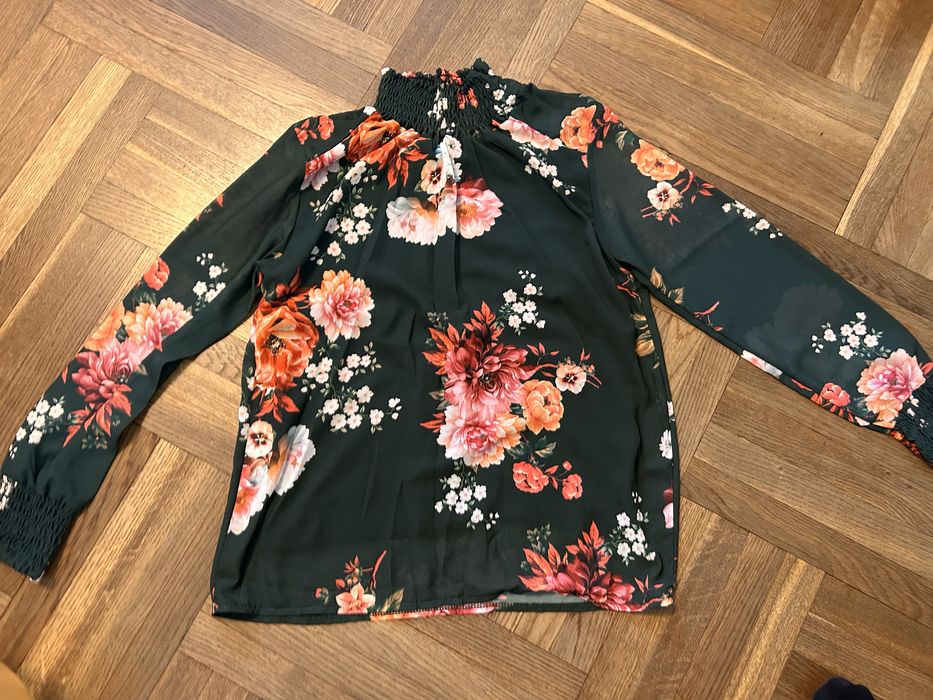 Piekna bluza w kwiaty ze stojka rozmiar M/L