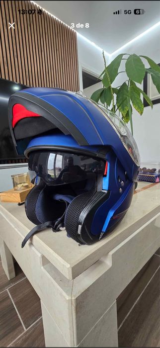 Capacete Modular marca HELMETS C/ Oculos de sol