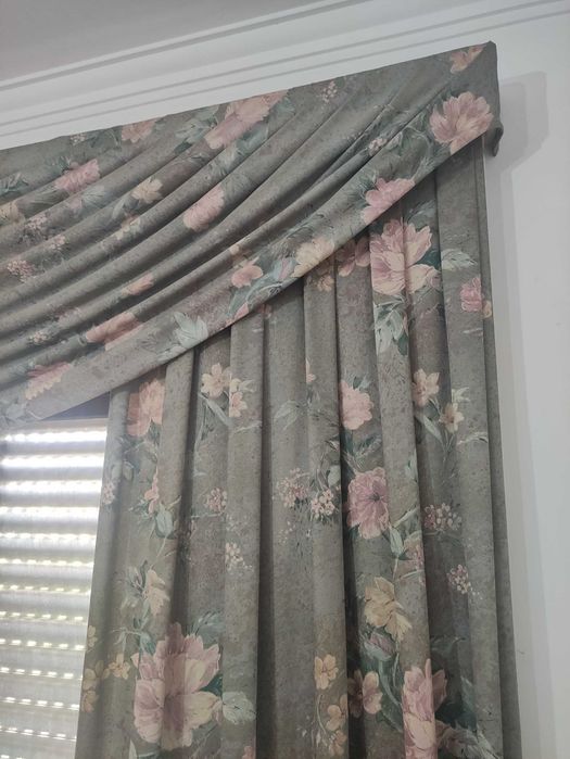 Cortinados com flores e cortinados brancos sanefa, camilha, almofada e rolo