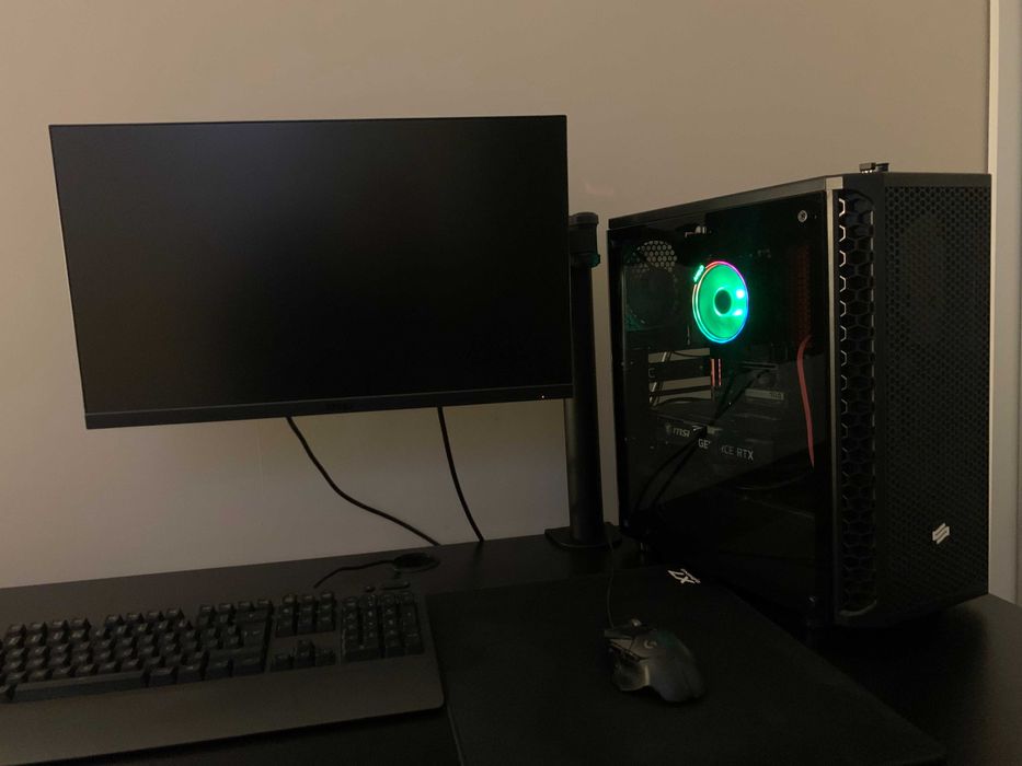 Gotowy zestaw do grania (PC, monitor, uchwyt, mysz, klawiatura)