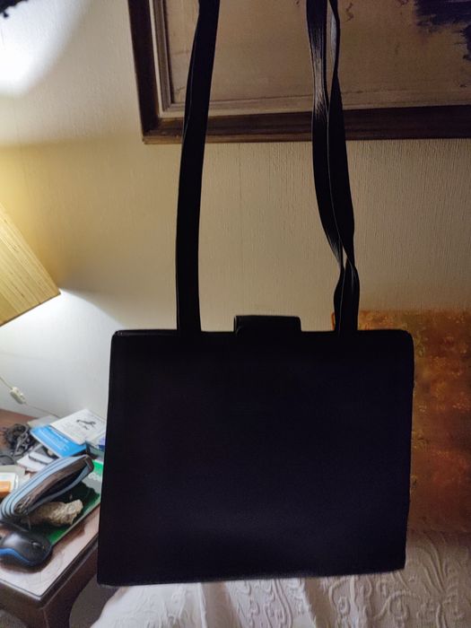 Mala de senhora preta em bom estado