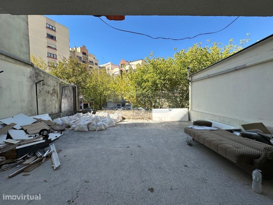 T1 Remodelado com Excelente Terraço à Entrada da Amadora