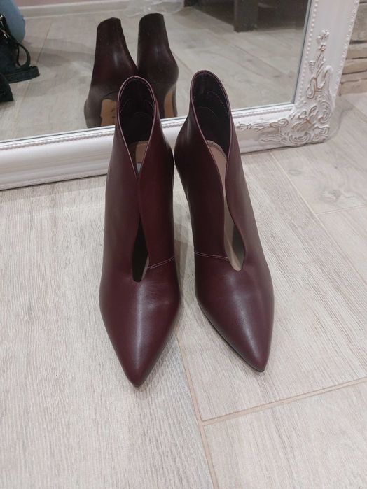 Нові шкіряні ботинки на шпильці