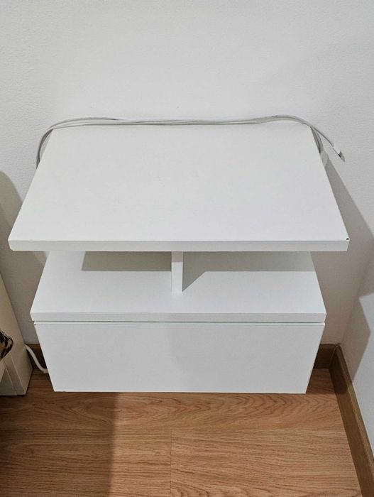 Mesa de cabeceira supensa