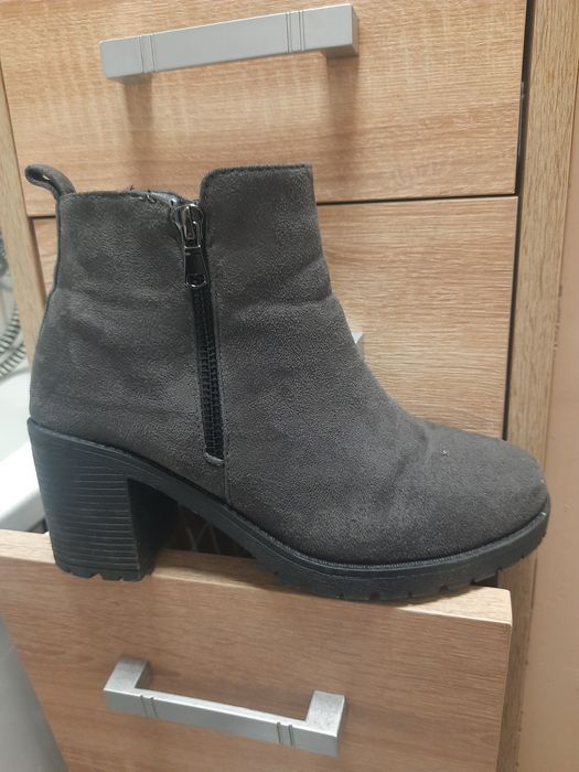 Botki na słupku szare roz.36