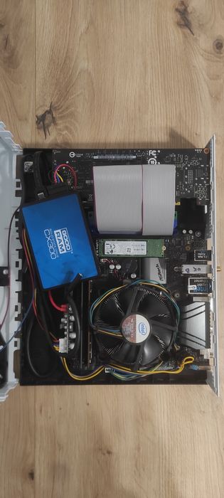 Komputer PC w obudowie xbox one s