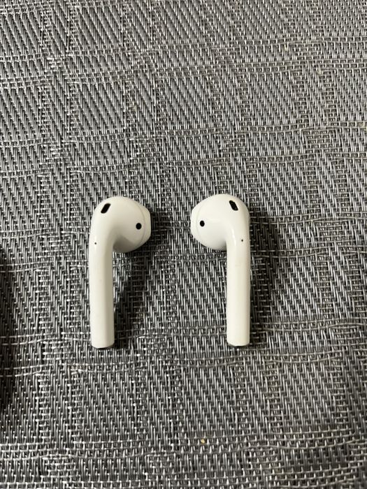 Продам Airpods 2 +два кейса Оригинал б/у