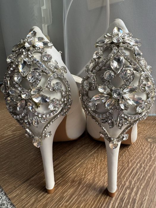 Весільні туфлі.