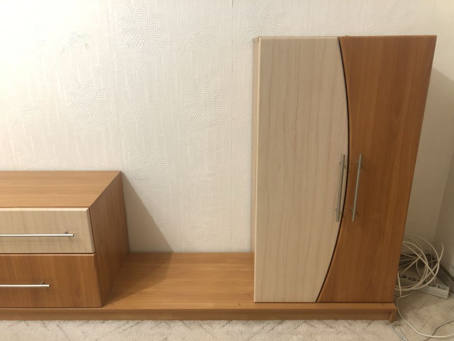 Меблі для вітальні, тумбочки, шафа