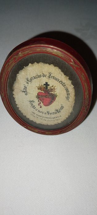 Peça Religiosa Antiga em Latão Pintado – Sagrado Coração de Jesus