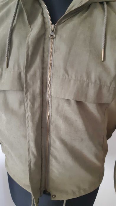 Krótka kurtka z kapturem