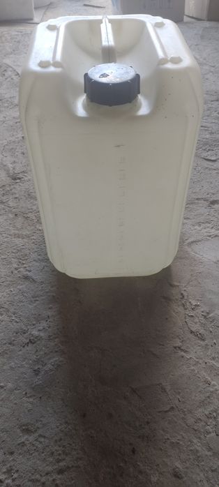 Пластикові каністри