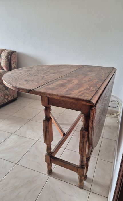 Mesa dobrável em madeira — tampos elevatórios dos dois lados